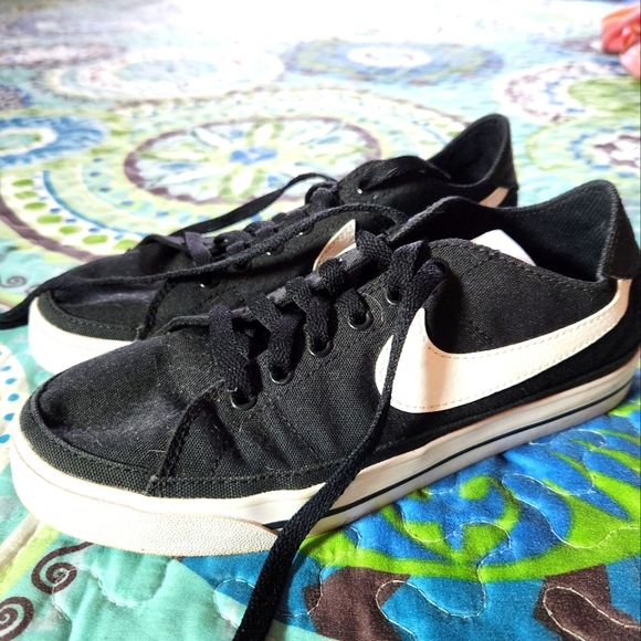 Nike Shoes - Womens nike sneaker